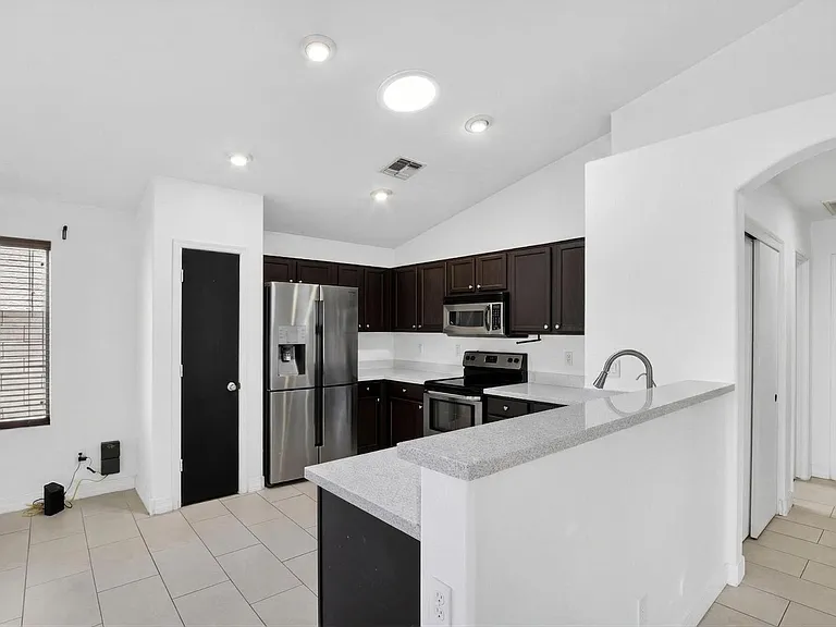 6550 S 44th Ave — Photo 3