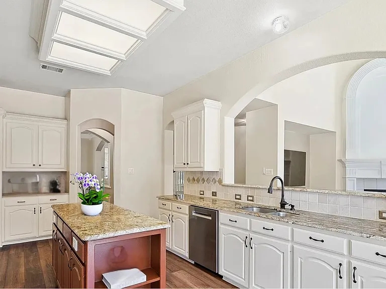 4568 Saint James Dr — Photo 4