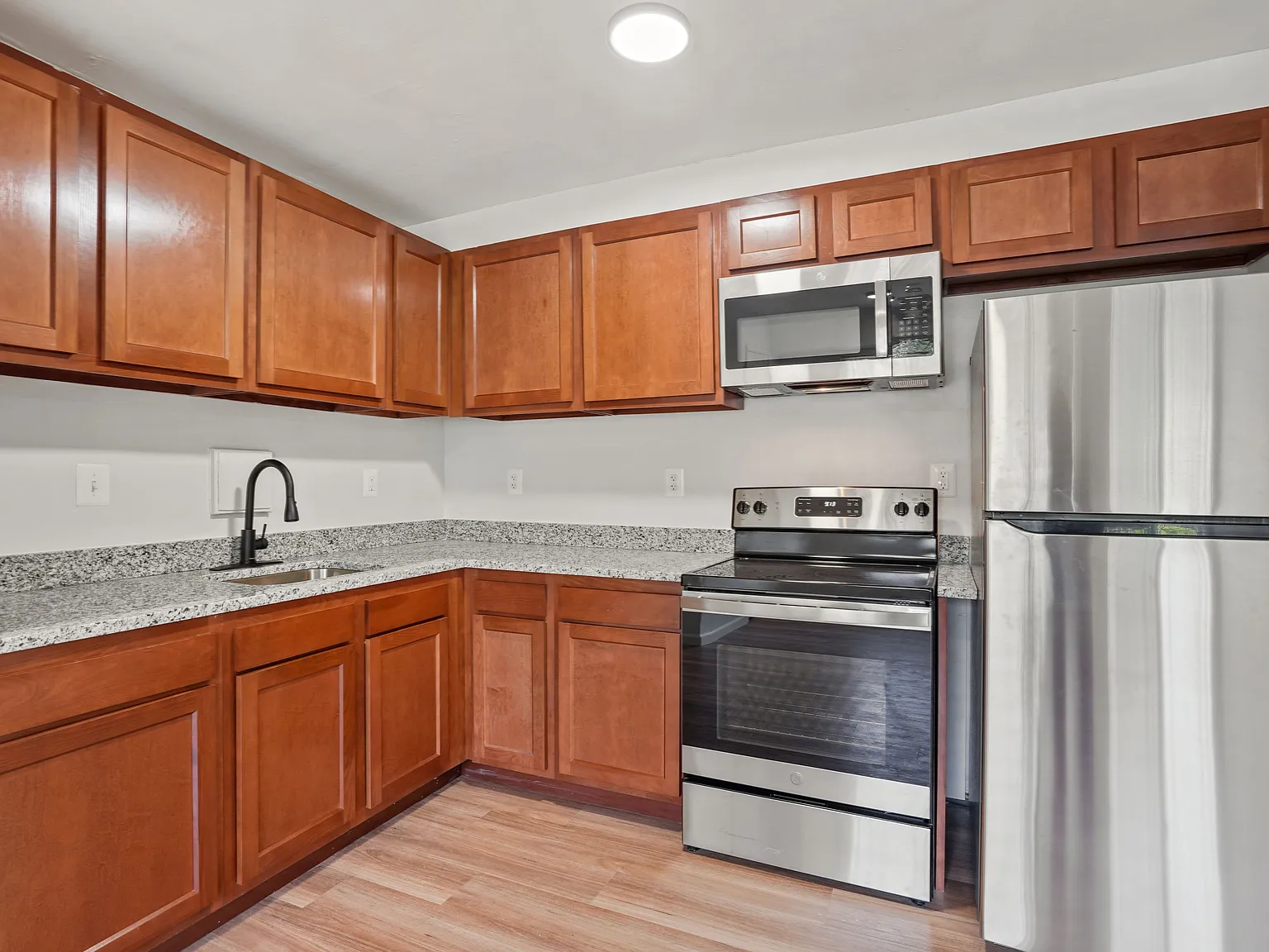 2 bed, 700 sqft, $1,650 — Photo 2