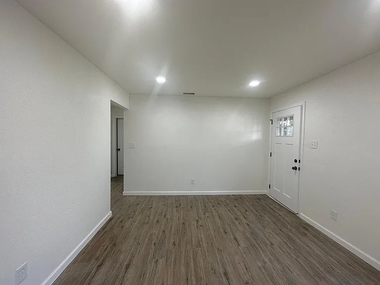 10809 Sharondale Ln — Photo 6