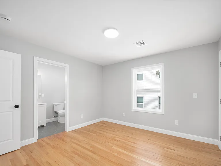 28 Grosvenor Ave #2 — Photo 8