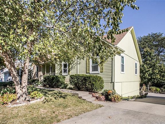 3rd image of 506 NE Thames Dr