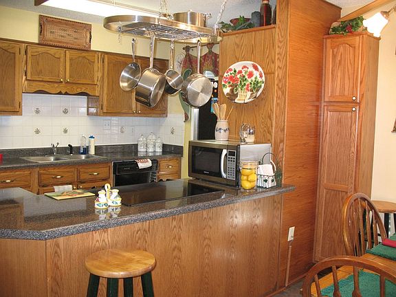 Kitchen w/ bkfst area