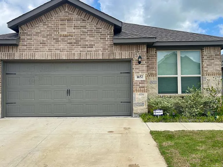 1652 Edgeway Dr — Photo 1