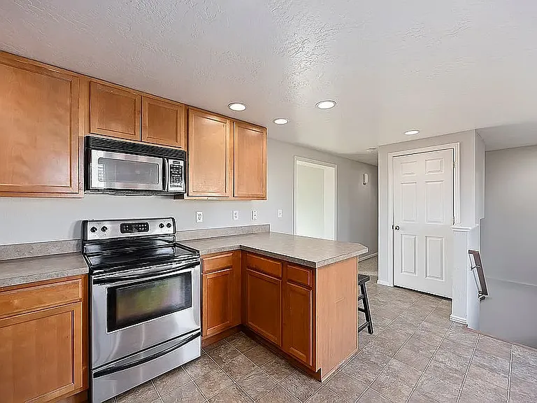 710 Taylor St W — Photo 10