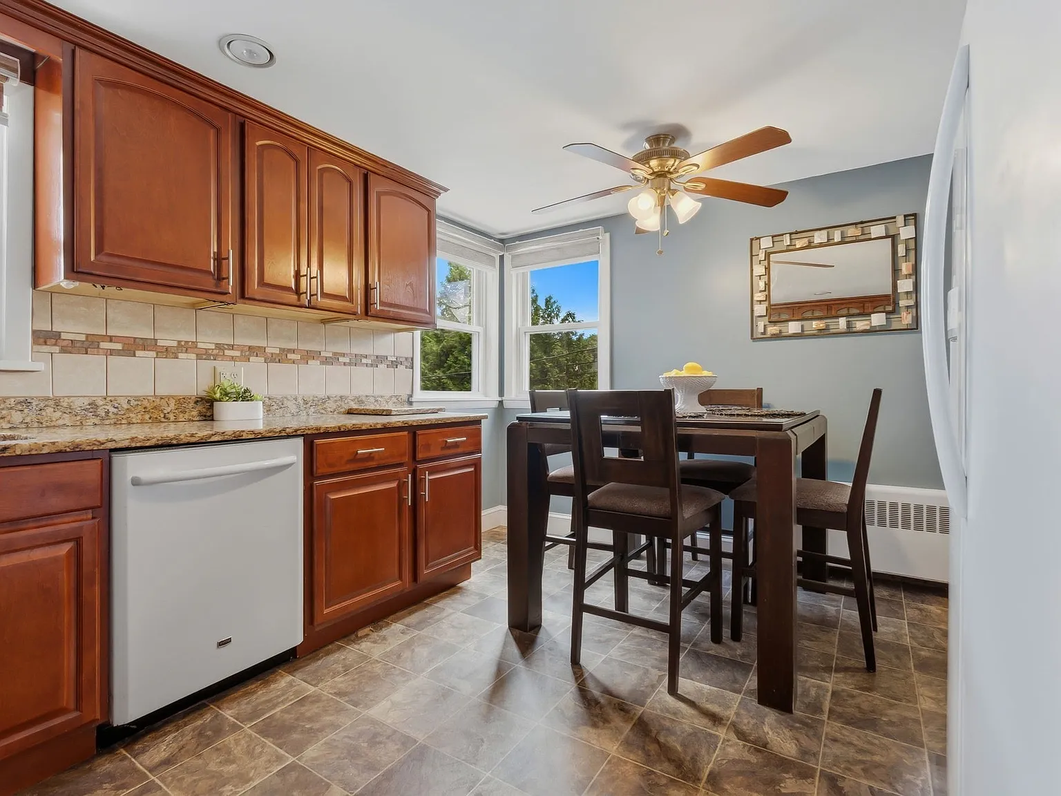 4 bed, 1600 sqft, $4,350 — Photo 3