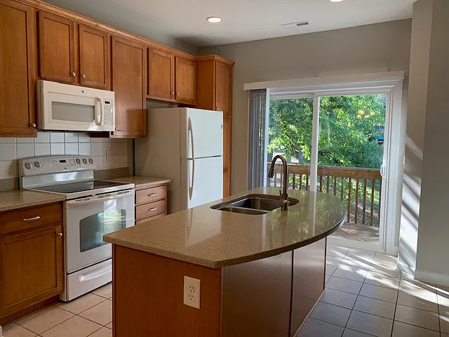 3 bed, 3.5 bath, 1800 sqft, $2,000 — Photo 3