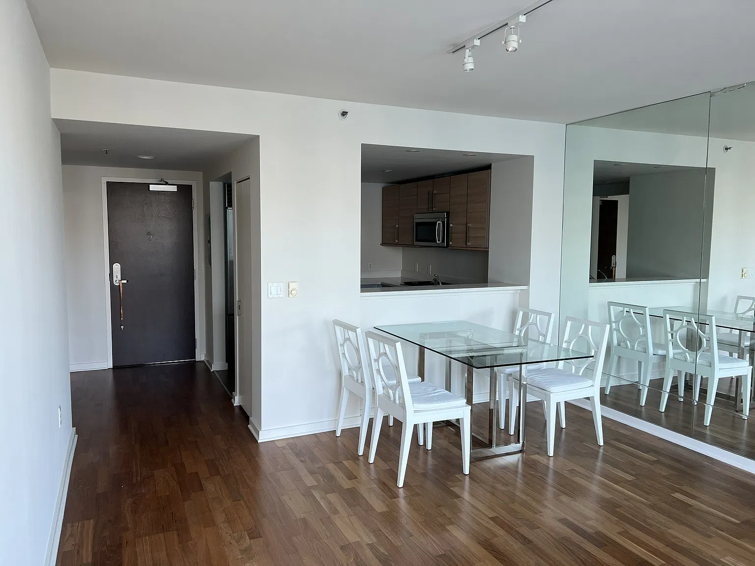 1 bed, 671 sqft, $4,300 — Photo 2