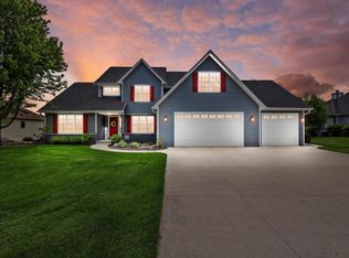 N30W22108 Woodfield Ct W, Waukesha, WI