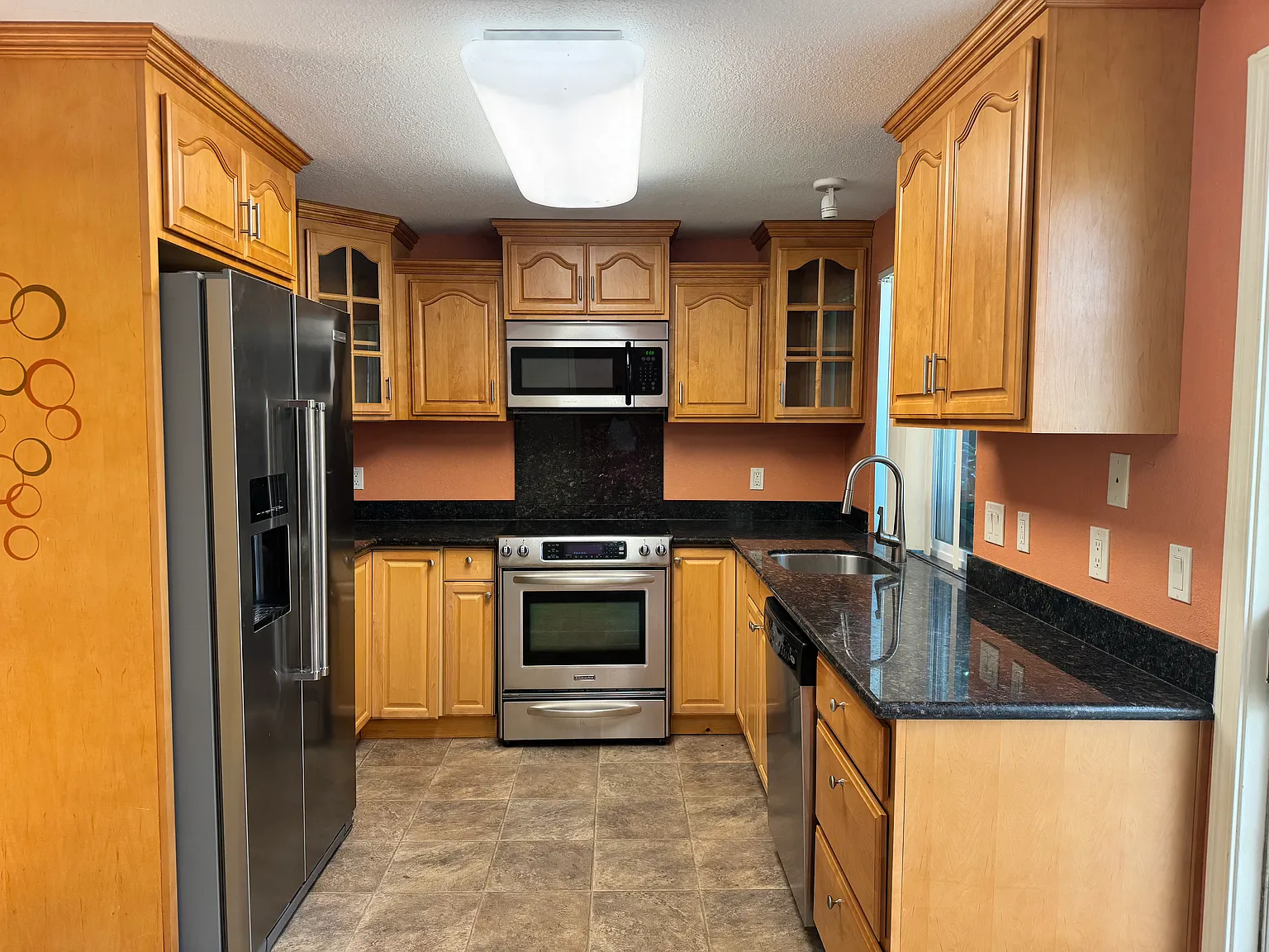 3 bed, 950 sqft, $3,000 — Photo 2