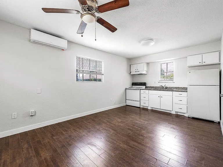 1711 Fourcade St #5 — Photo 2