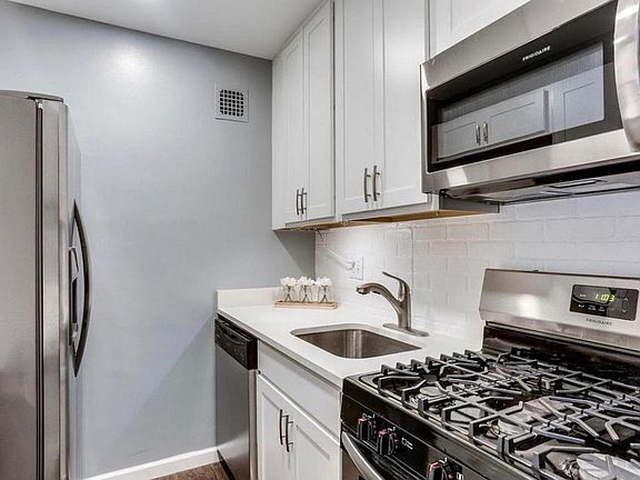 3rd image of 1931 N Cleveland St APT 403
