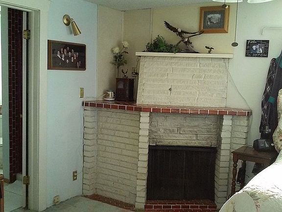 Master BR w/fireplace &bath.