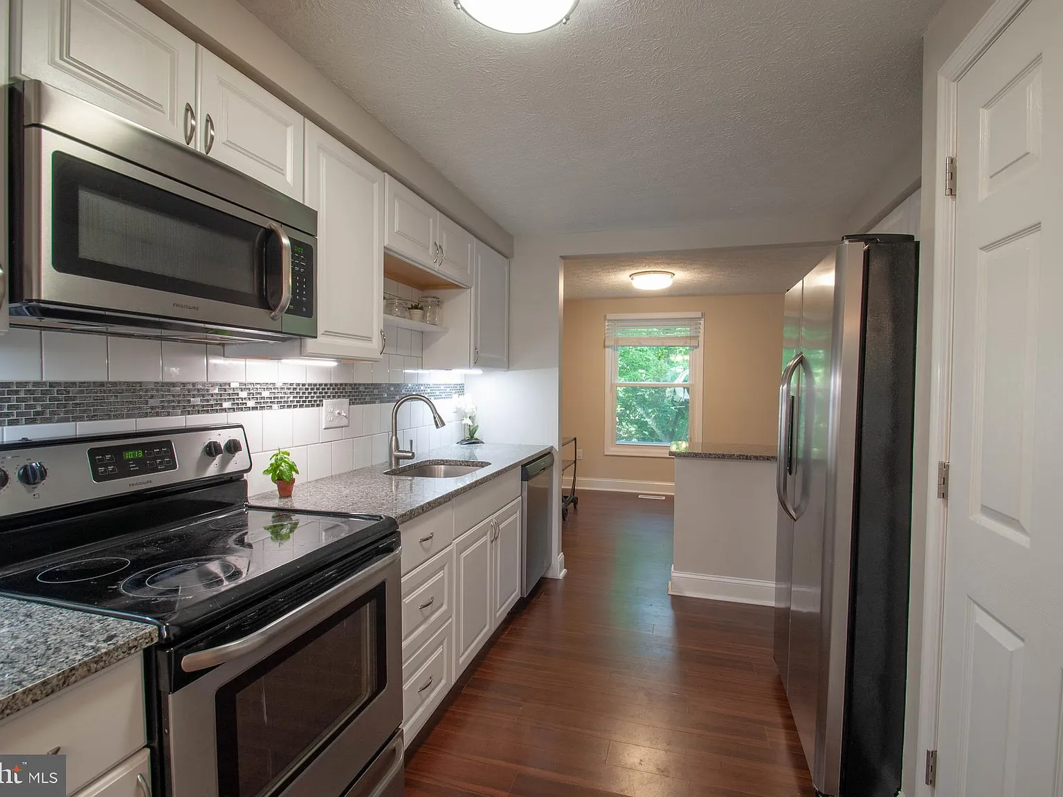 3 bed, 3.5 bath, 2084 sqft, $3,300 — Photo 2