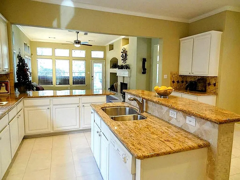 10114 Crescent Bluff Ln — Photo 7