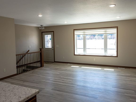 5th image of 560 Hill Crest St