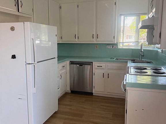 5th image of 637 & 639 Keats Ct
