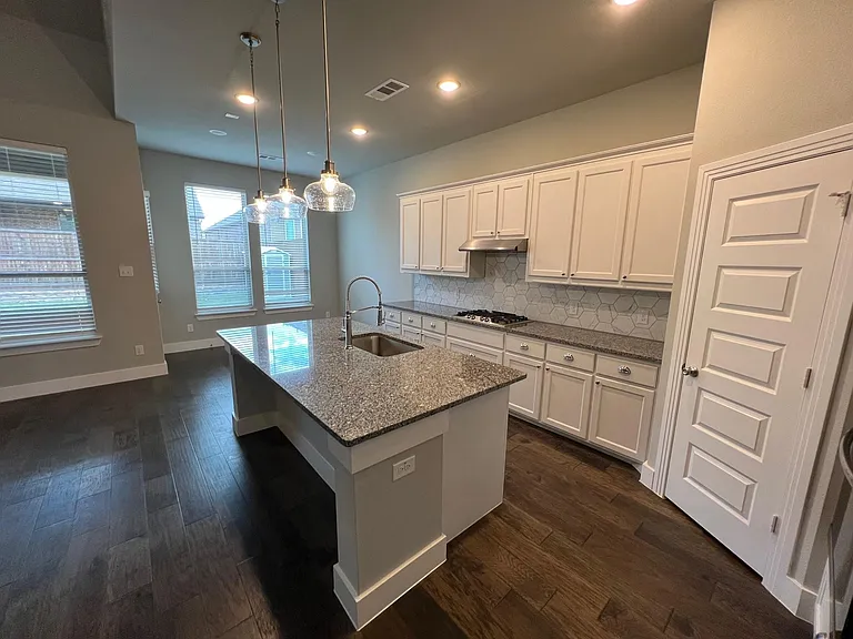 1317 Thrasher Dr — Photo 5