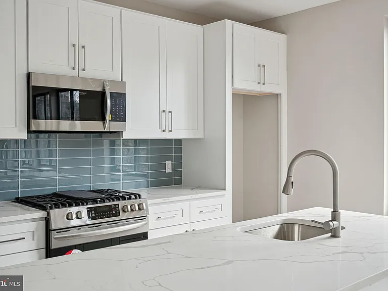 1648 Ridge Ave #401 — Photo 4