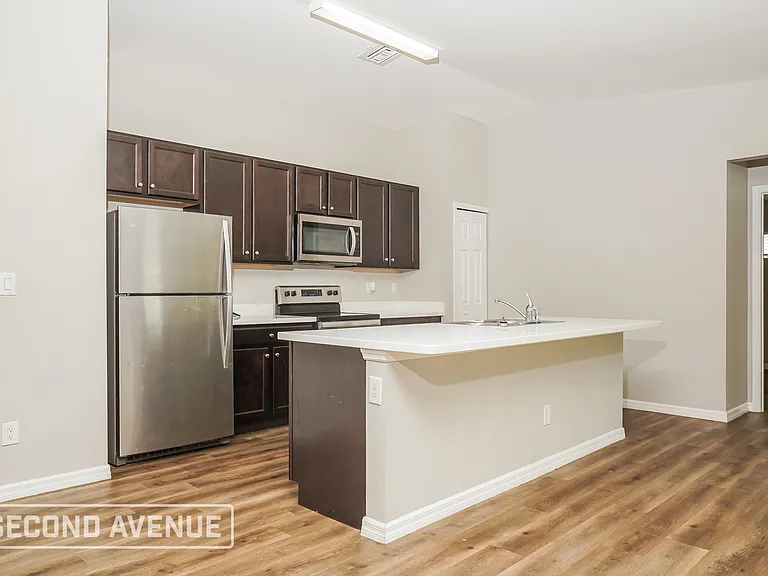 404 Biscayne Dr — Photo 4