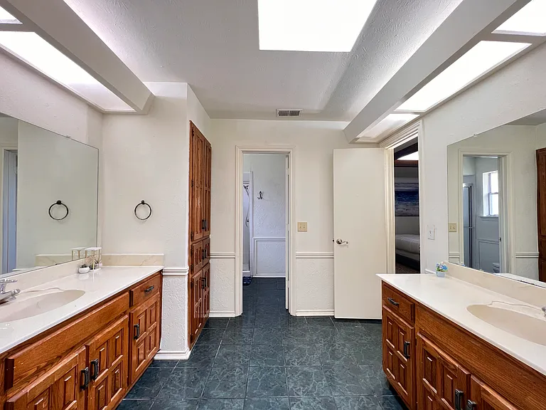 master bathroom, 2 individual vanities