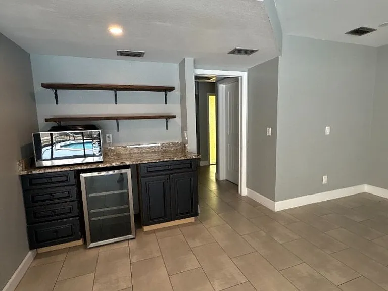 2330 SE 8th Ter — Photo 9