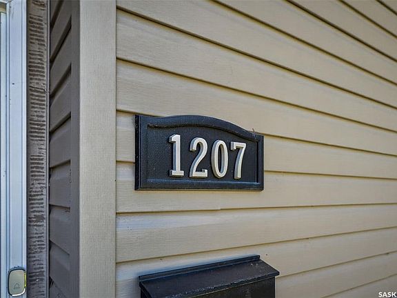 4th image of 1207 Grandview STREET W