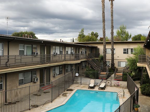 5th image of 13737 Oxnard St #F230b67a8