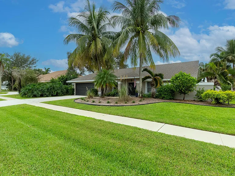 1741 Grantham Dr — Photo 3