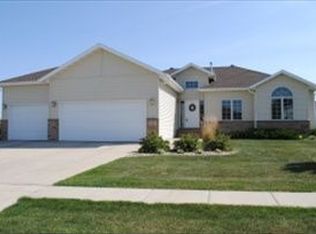 1581 Cambridge Dr, West Fargo, ND 58078