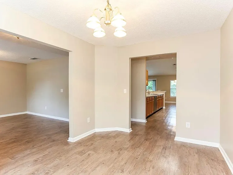 1146 Carthage Dr — Photo 4