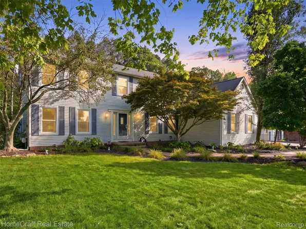 9659 Alger Dr, Brighton, MI 48114