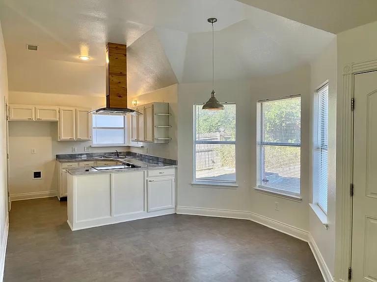 517 Meadowcrest Dr — Photo 4