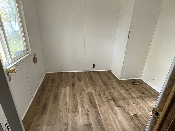 5th image of 490 N Wilson Dr