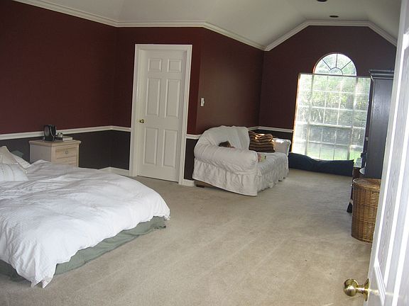 Master bdrm w/large sitting area big enough for wall unit and 50" TV.