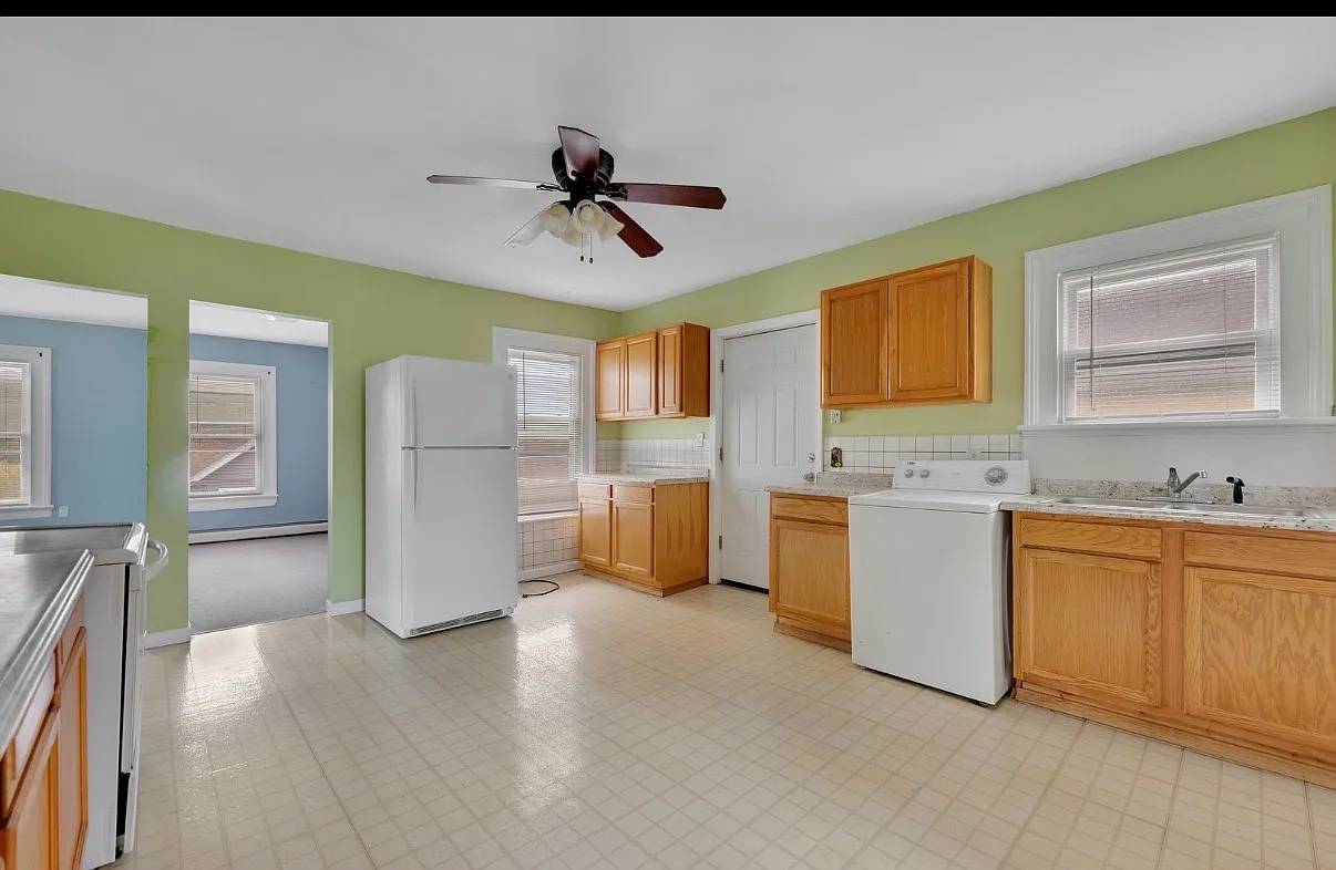 3 bed, 956 sqft, $2,100 — Photo 2