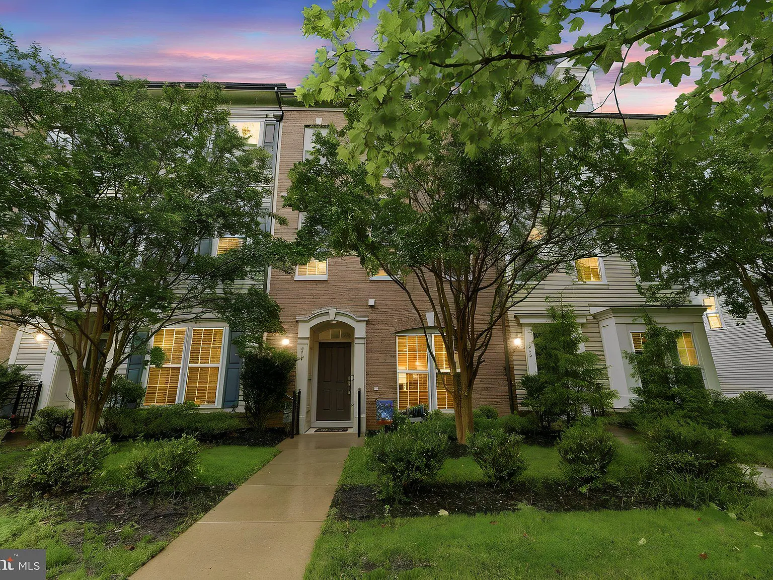 3 bed, 2.5 bath, 2272 sqft, $3,200 — Photo 3