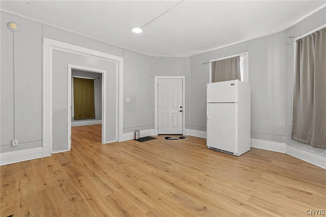 4 bed, 1.0 bath, 3034 sqft, $2,150 — Photo 2