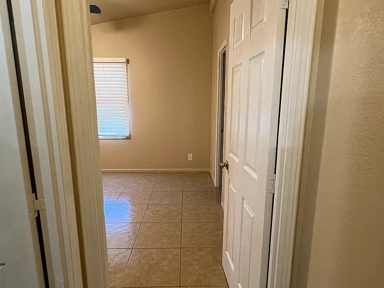 7868 N Reed Rd — Photo 33