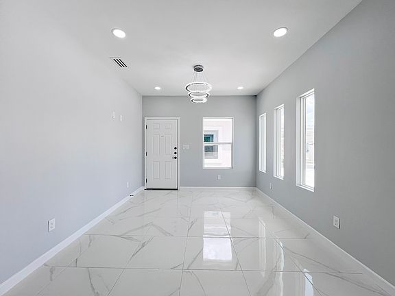 3rd image of 901 N Woodson Ave