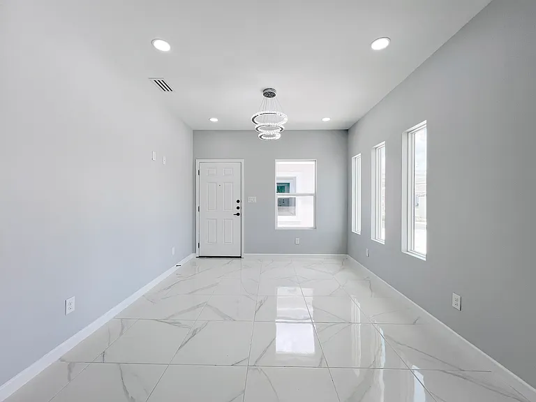 913 N Woodson Ave — Photo 9