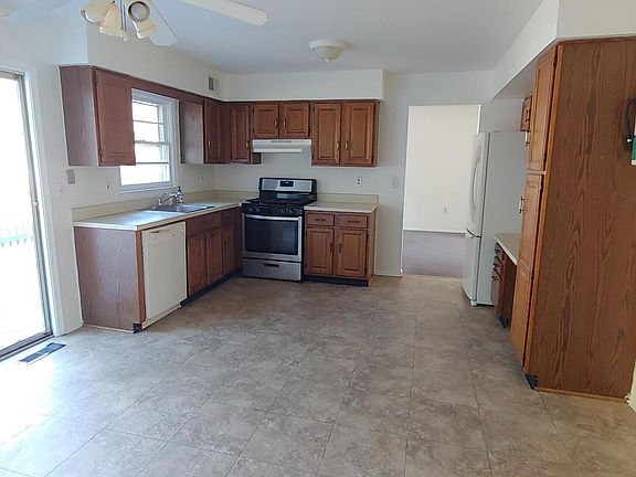 3rd image of 878 Paul Dr