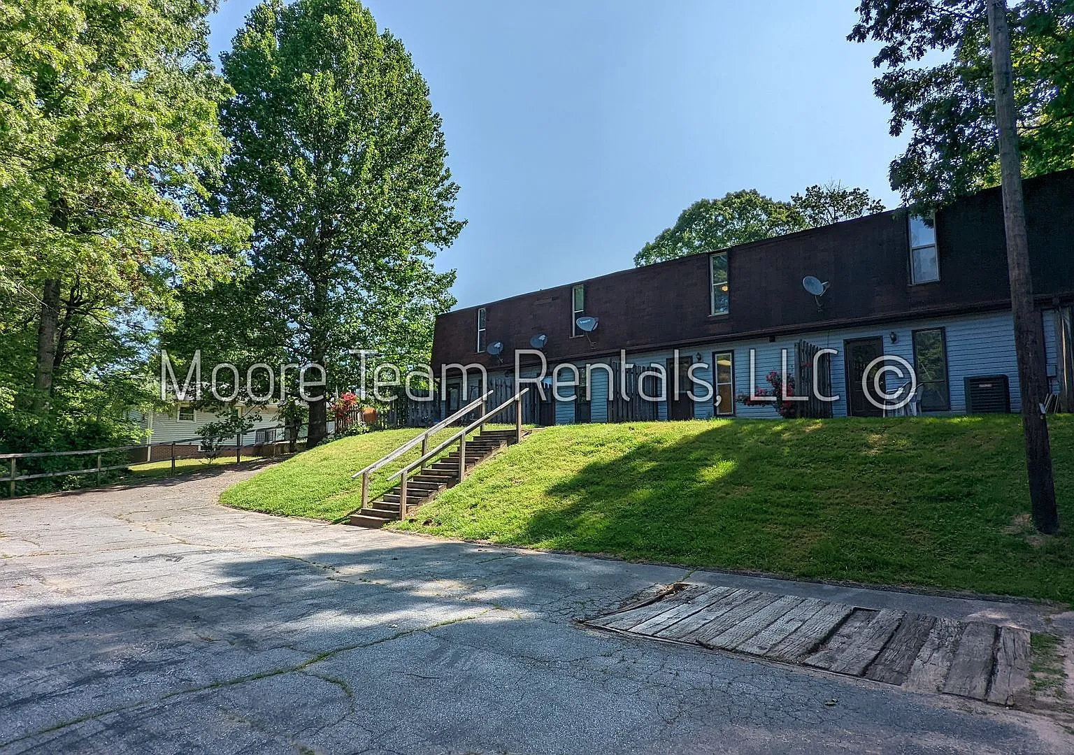 Paradise Ave Apts — Photo 2