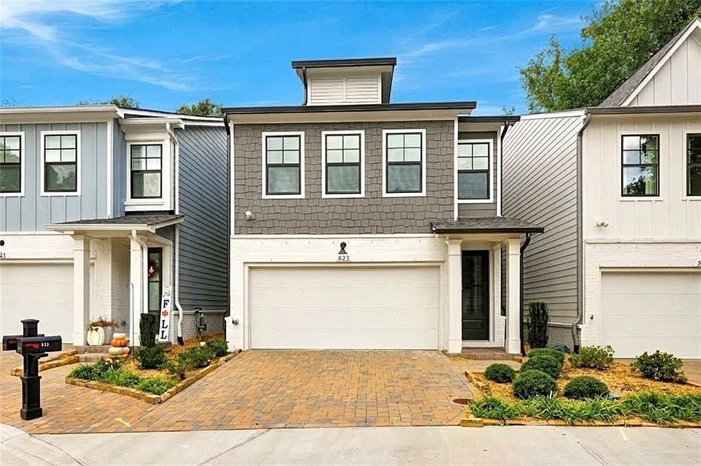 3 bed, 2.5 bath, 1902 sqft, $2,600 — Photo 1