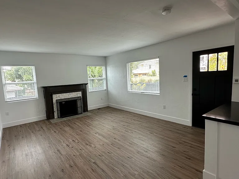 137 E D St — Photo 10