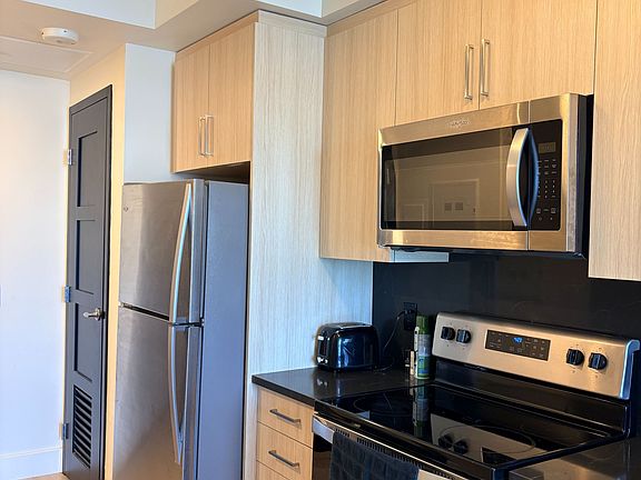 4th image of 145 Columbia St W #1001