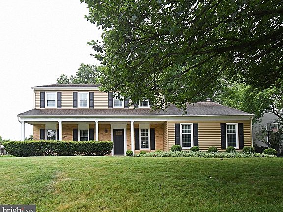 3rd image of 817 Stark Cir