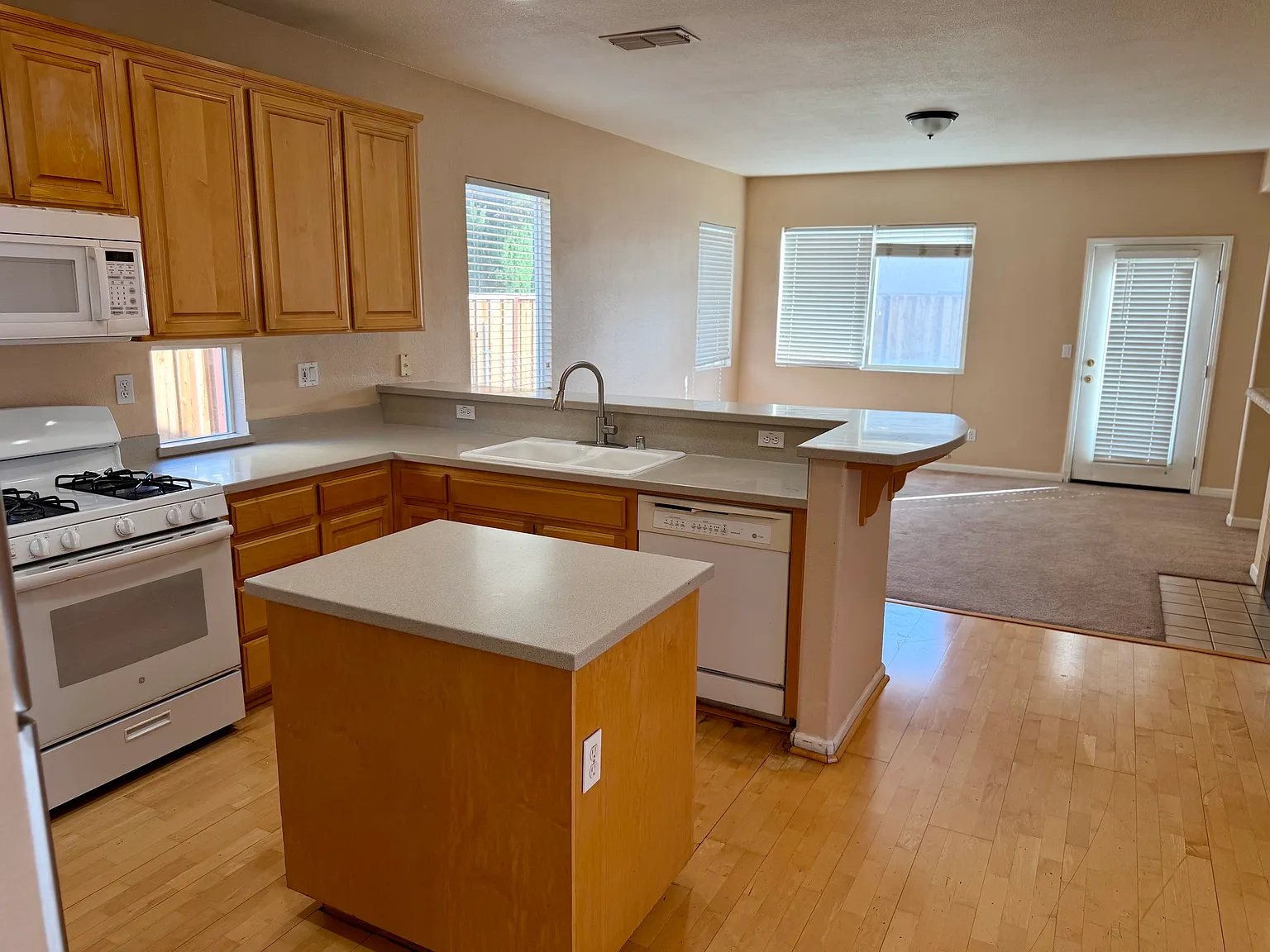 4 bed, 1789 sqft, $2,850 — Photo 4