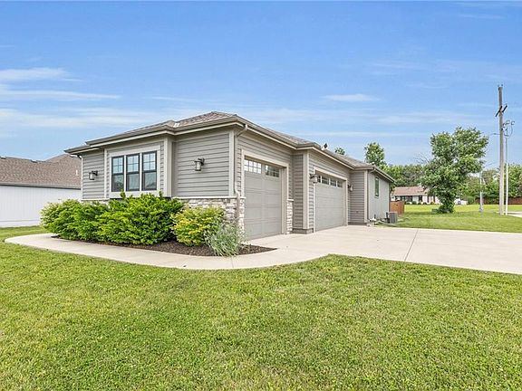3rd image of 301 Sunrise Dr