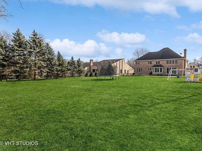 17W234 Massel Ct — Photo 3